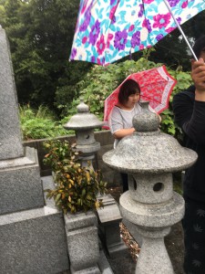 雨のためお参りの人も少なく