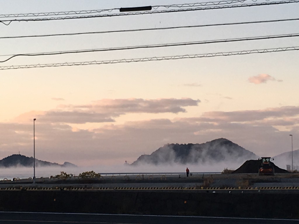 朝焼けの中の気嵐