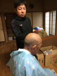 専務！見事な？バリカンさばき