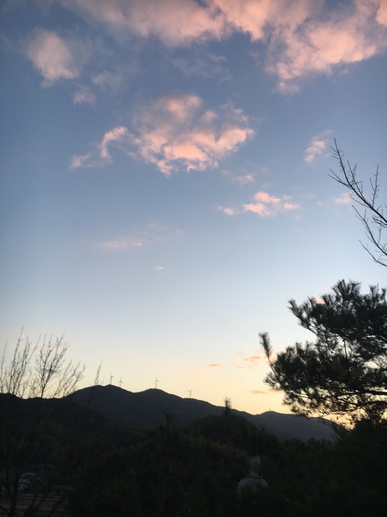 朝焼けに染まる空