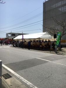 沿線では、沖縄民謡チームの大！大！大応援団