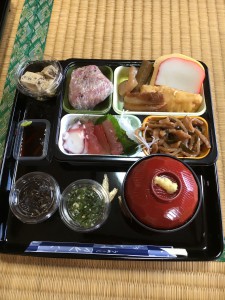 手作りの料理 お汁は中身汁（豚の内臓）