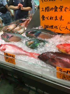 牧志市場の色鮮やかな魚