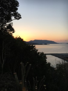 東の空が金色に輝きます。