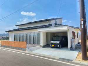 広々車庫🚙車を入れて自転車もはいります。 車庫から通り土間へも