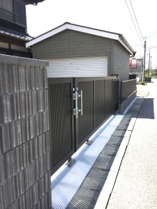 大きく開くカーテンゲイト。車庫へ続きます。